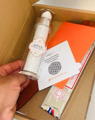 AURALYS Flakon beim Auspacken im Versandkarton